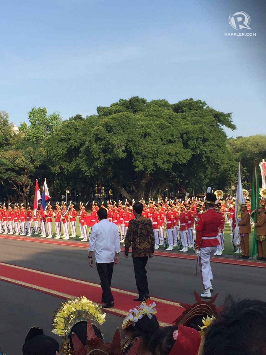 Presiden Jokowi dan Presiden Filipina Duterte di karpet merah dalam upacara penyambutan kenegaraan di Istana Merdeka, pada 9 September 2016. Foto oleh Natashya Gutierrez/Rappler 