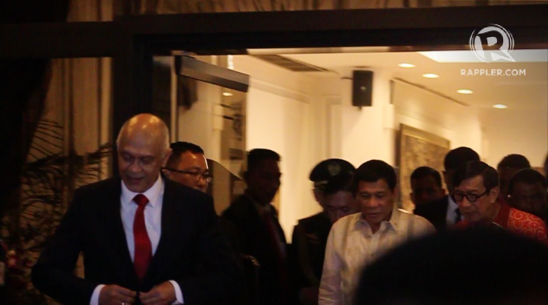 Predsien Filipina Rodrigo Duterte (tengah memakai baju putih) tiba di Hotel Shangri-La Jakarta, pada 8 September 2016. Ia didampingi Menteri Hukum dan HAM RI Yasonna Laoly (kanan memakai baju merah). Foto oleh Diego Batara/Rappler 