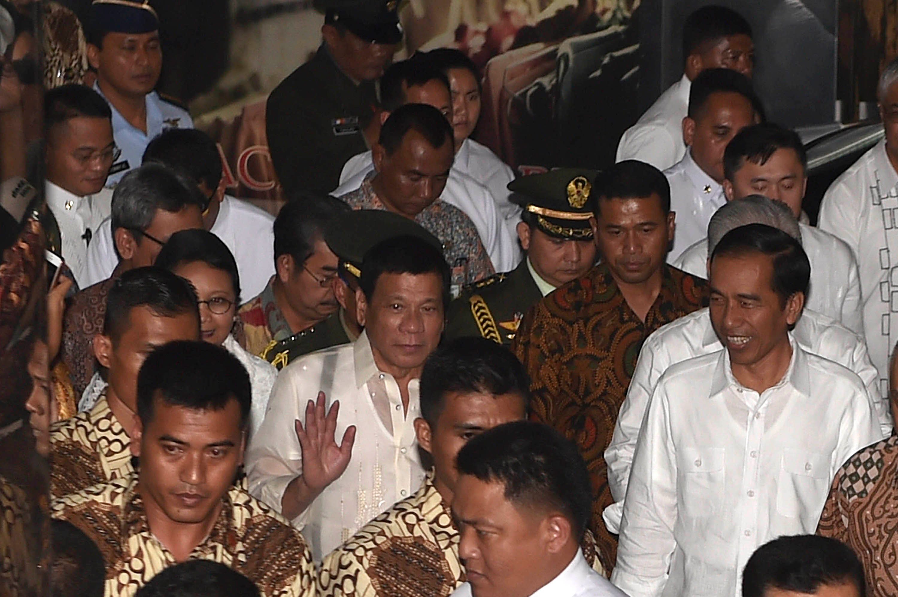 Presiden Jokowi bersama Presiden Filipina Rodrigo Duterte di Pasar Tanah Abang Blok A, pada 9 September 2016. Foto oleh Puspa Perwitasari/Antara  