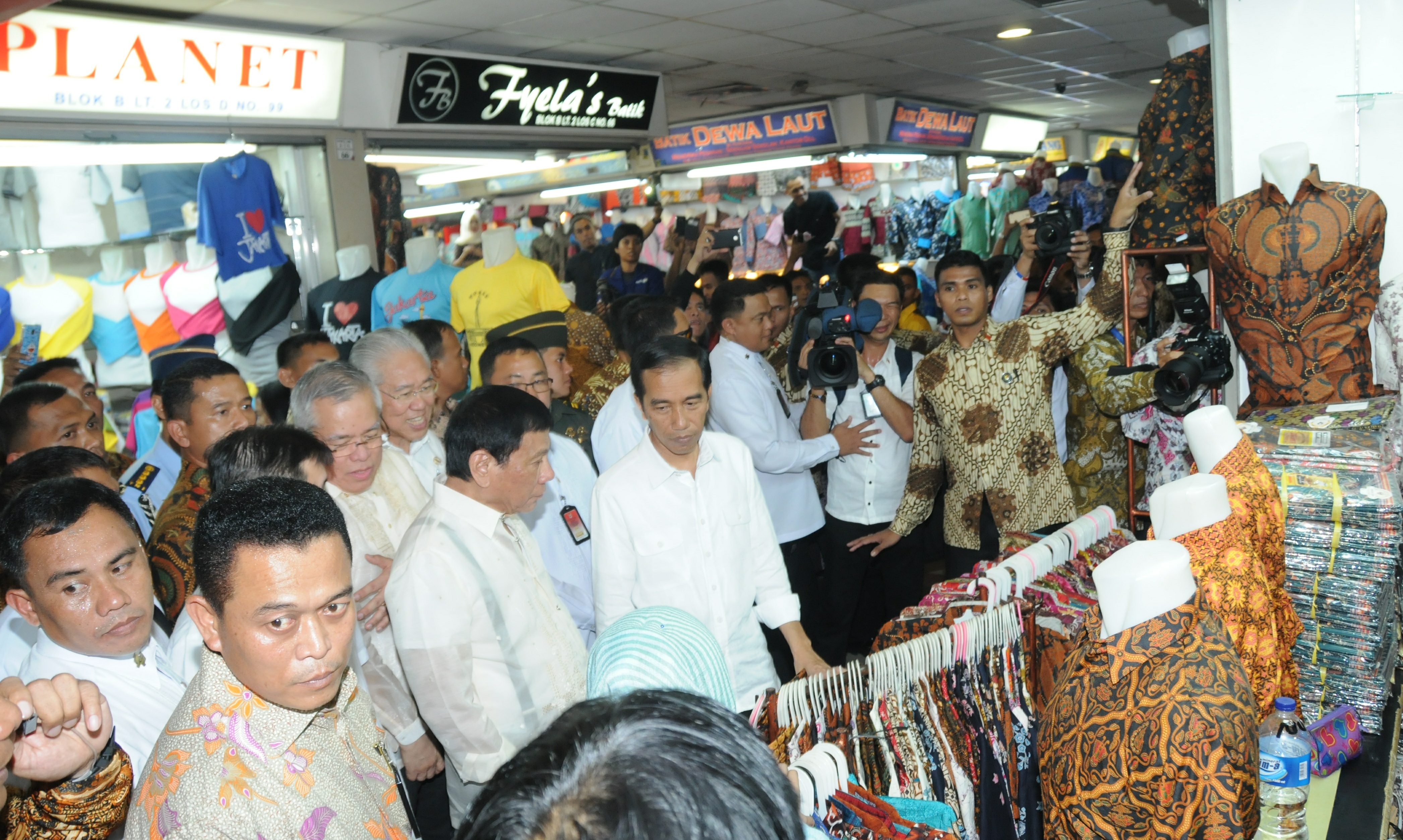 Presiden Jokowi bersama Presiden Filipina Rodrigo Duterte melakukan blusukan di pusat grosir tekstil dan garmen Pasar Tanah Abang, pada 9 September 2016. Foto dari Setkab.go.id 