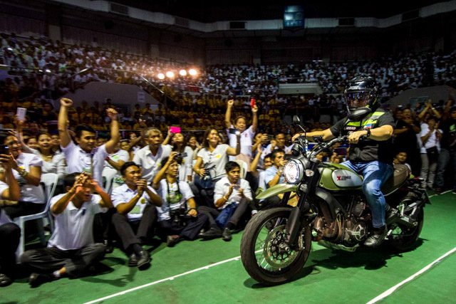 CROWD-PLEASER. Peña's grand entrance was a hit in the Makati Coliseum. Photo by Mark Saludes/Rappler 
