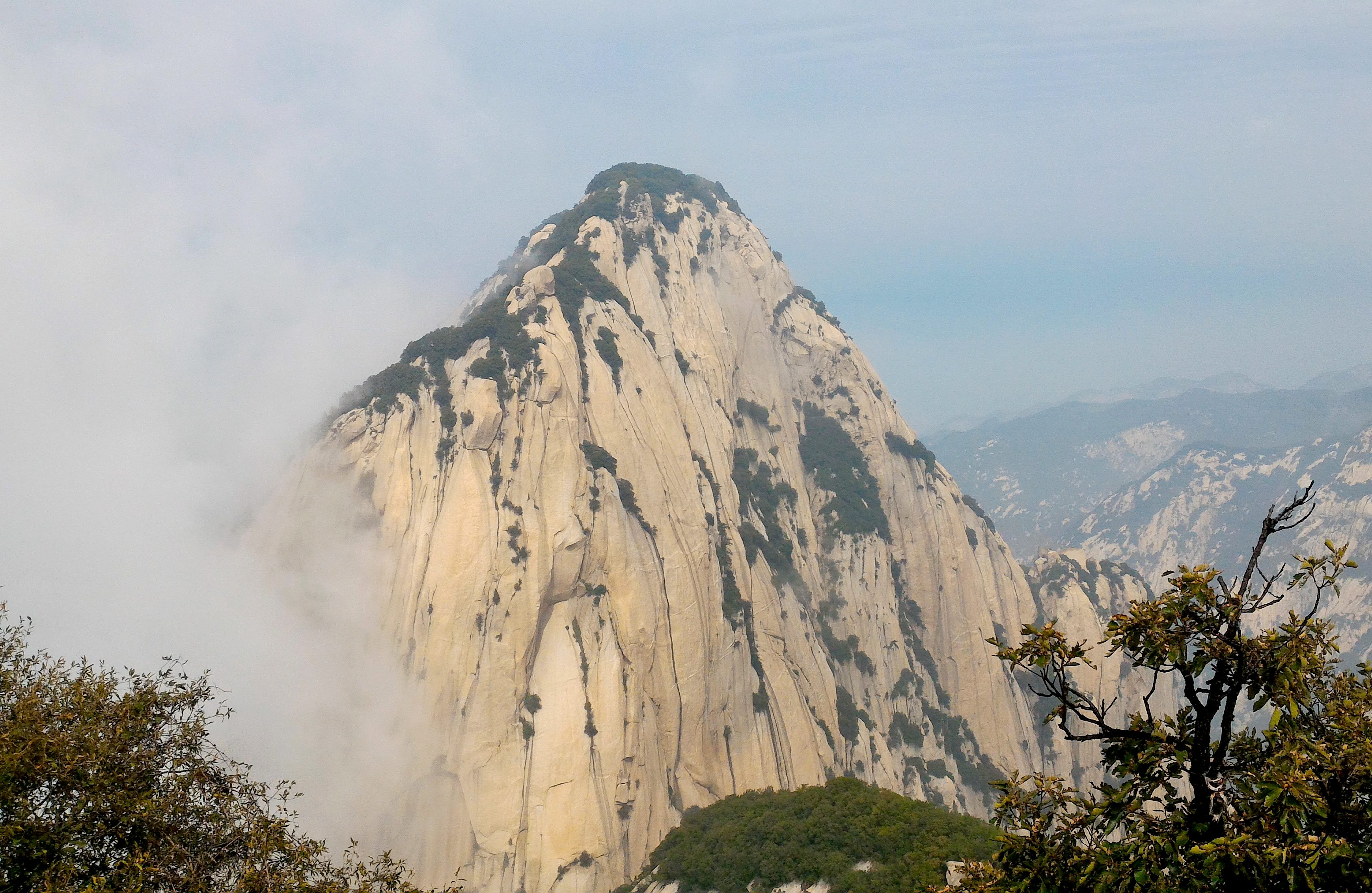 THE PRECIPITOUS MOUNTAIN UNDER HEAVEN. Mount Hua is famous for having steep cliffs and plunging ravines. Photo by Pauline Buenafe
 