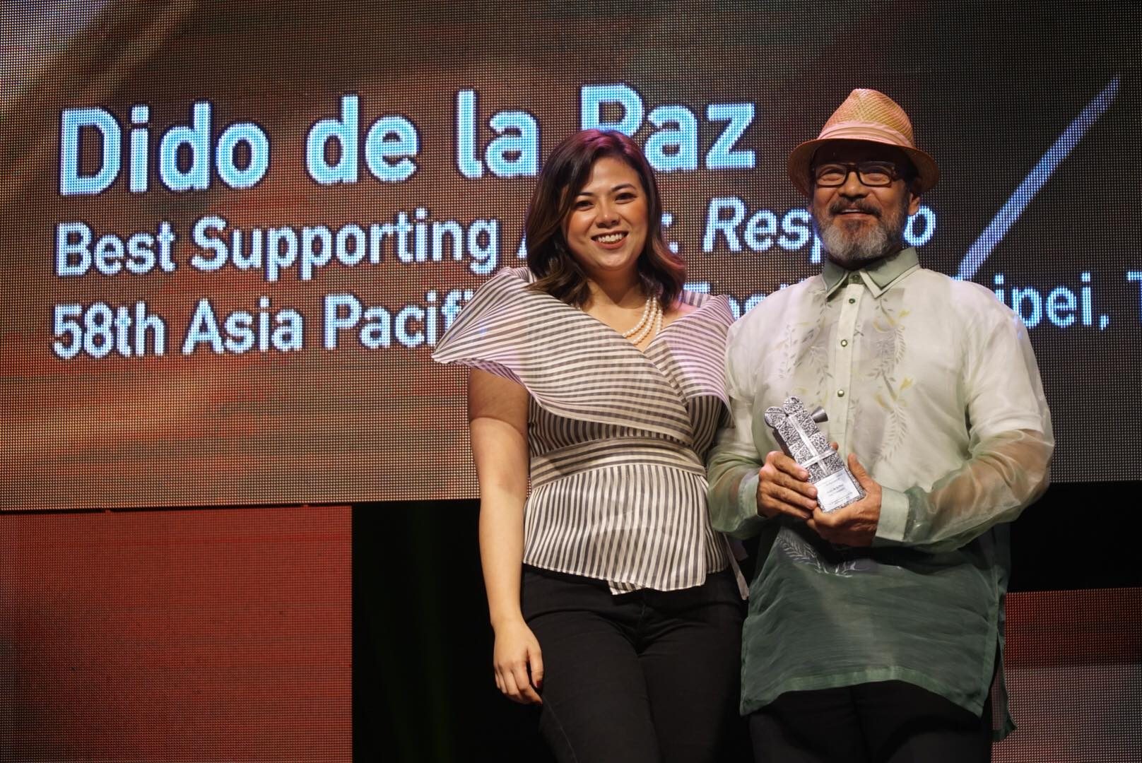 HONOR. Dido de la Paz accepts his recognition from Liza Dino-Seguerra. 