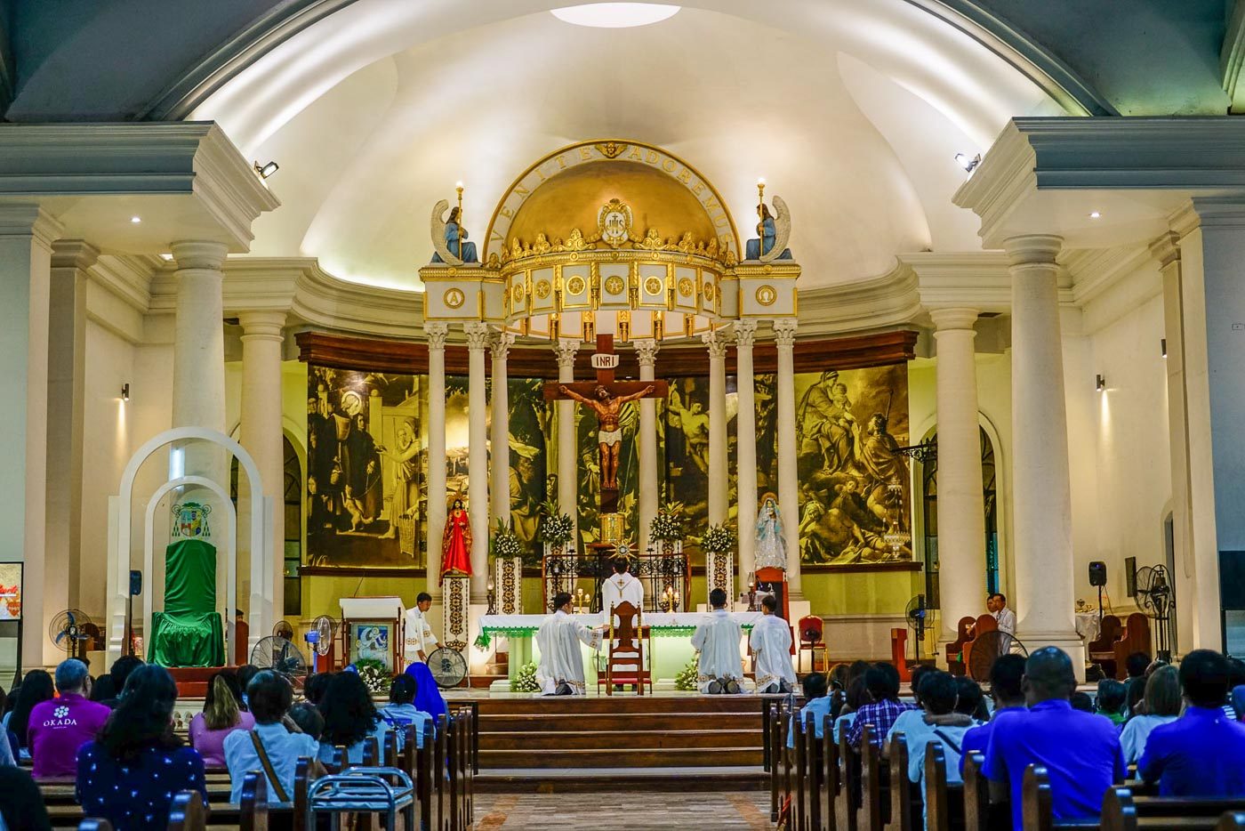 ADORATION. Devotees solemnly adore the Blessed Sacrament at the San Roque Cathedral while praying for the safety of Bishop Pablo Virgilio David. Photo by Maria Tan/Rappler 