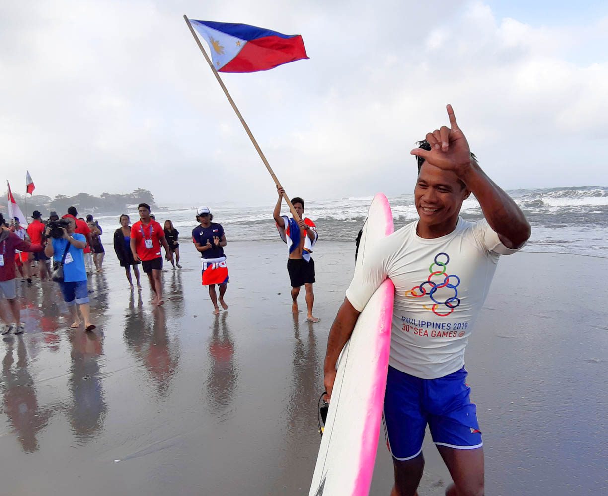 Surfing champ Roger Casogay named flag bearer in SEA Games 2019 closing