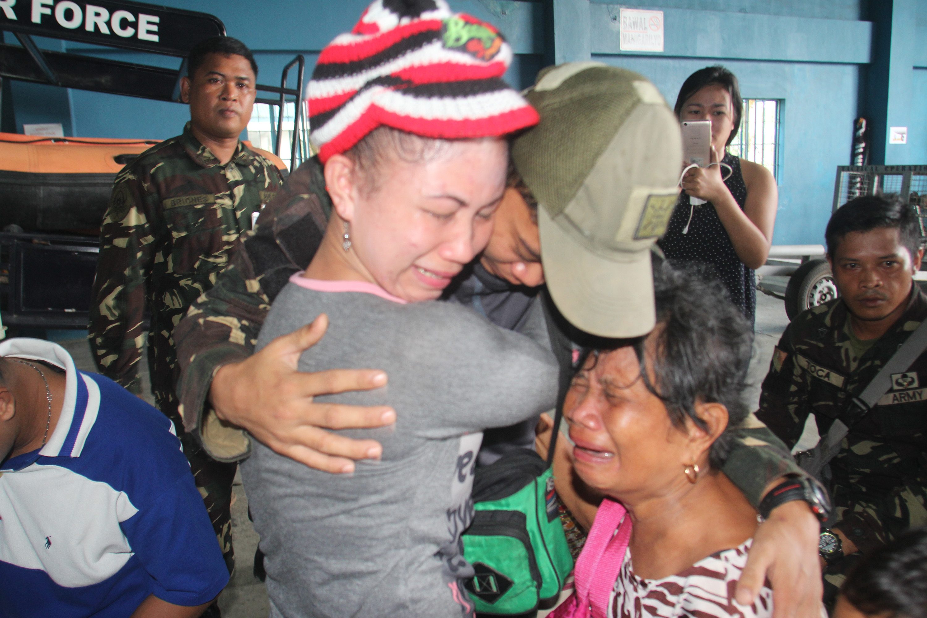 TEARFUL REUNION. Private First Class Rojero Rayco has a tearful reunion with his sister and mother. Photo by Rhaydz Barcia/Rappler  
