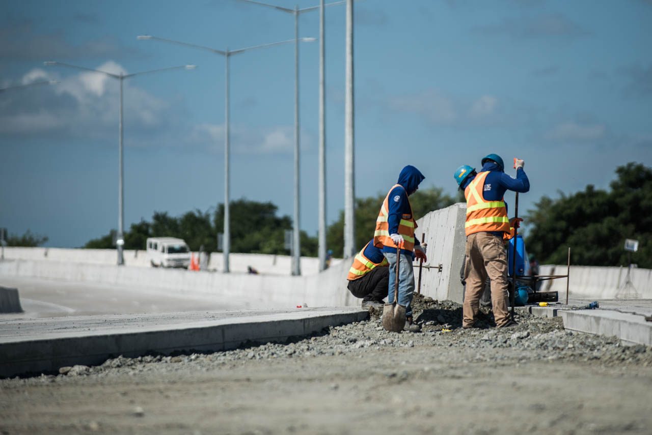 ALMOST COMPLETE. DPWH Secretary Mark Villar says the Cavite-Laguna Expressway is 90% complete, and the remaining 10% is being fast-tracked. Photo by Lisa Marie David/Rappler 
