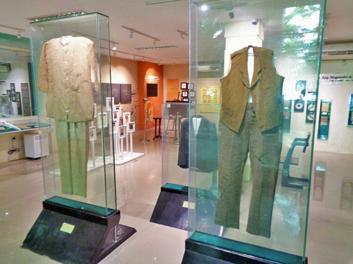 CLOTHING. Also in the museum are Rizal's personal effects like his clothes, as well as other possessions like his medical tools. Photo courtesy of Gabriel Martinez Cad 