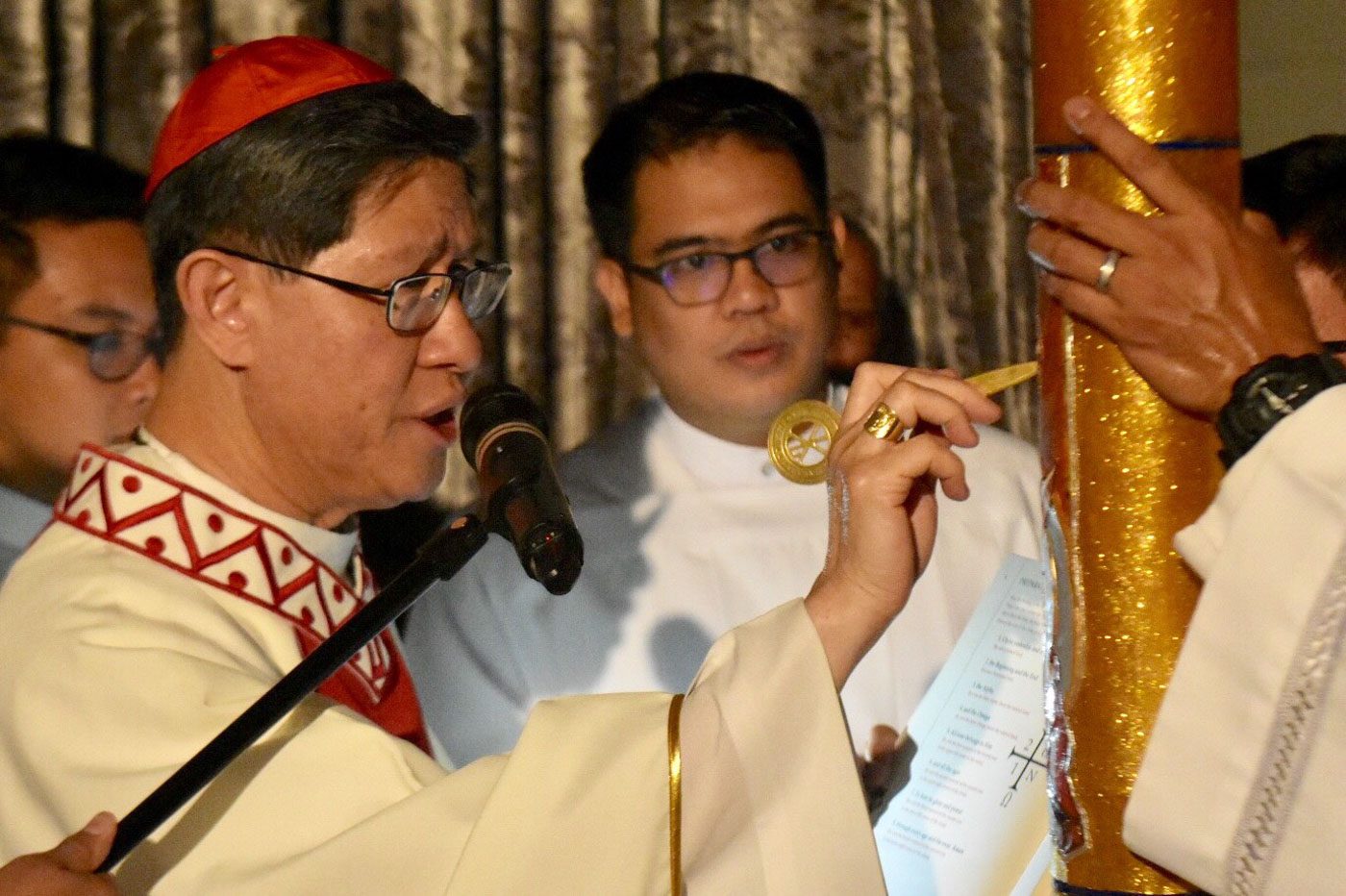 Manila Archbishop Luis Antonio Cardinal Tagle marks the Paschal Candle during the Easter Vigil Mass at the Manila Cathedral on April 20, 2019. Photo by Angie de Silva/Rappler 