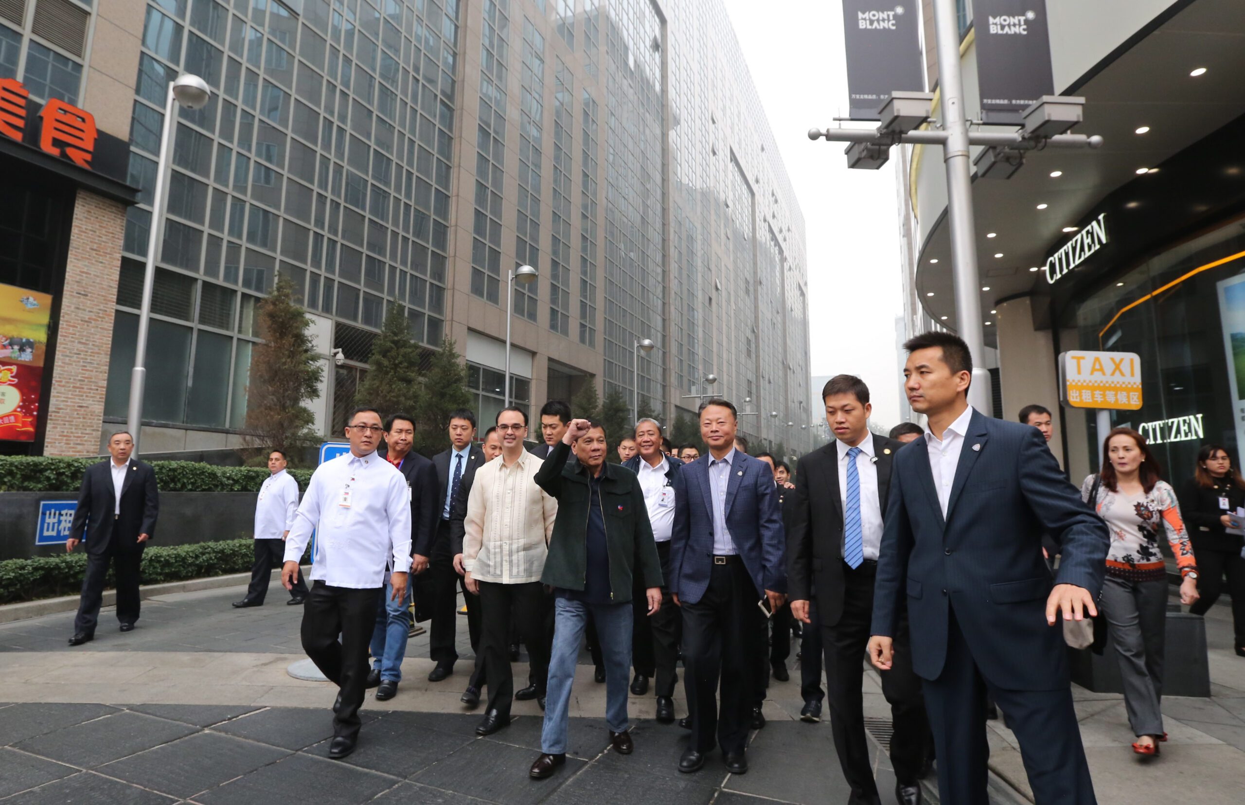 IN PHOTOS: Duterte walks through Beijing street to resto