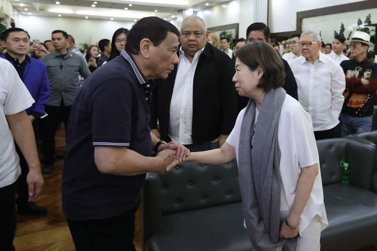 SYMPATHIES. President Rodrigo Duterte condoles with Teresita Sy Coson, daughter of the late Henry Sy Sr. Malacañang photo  