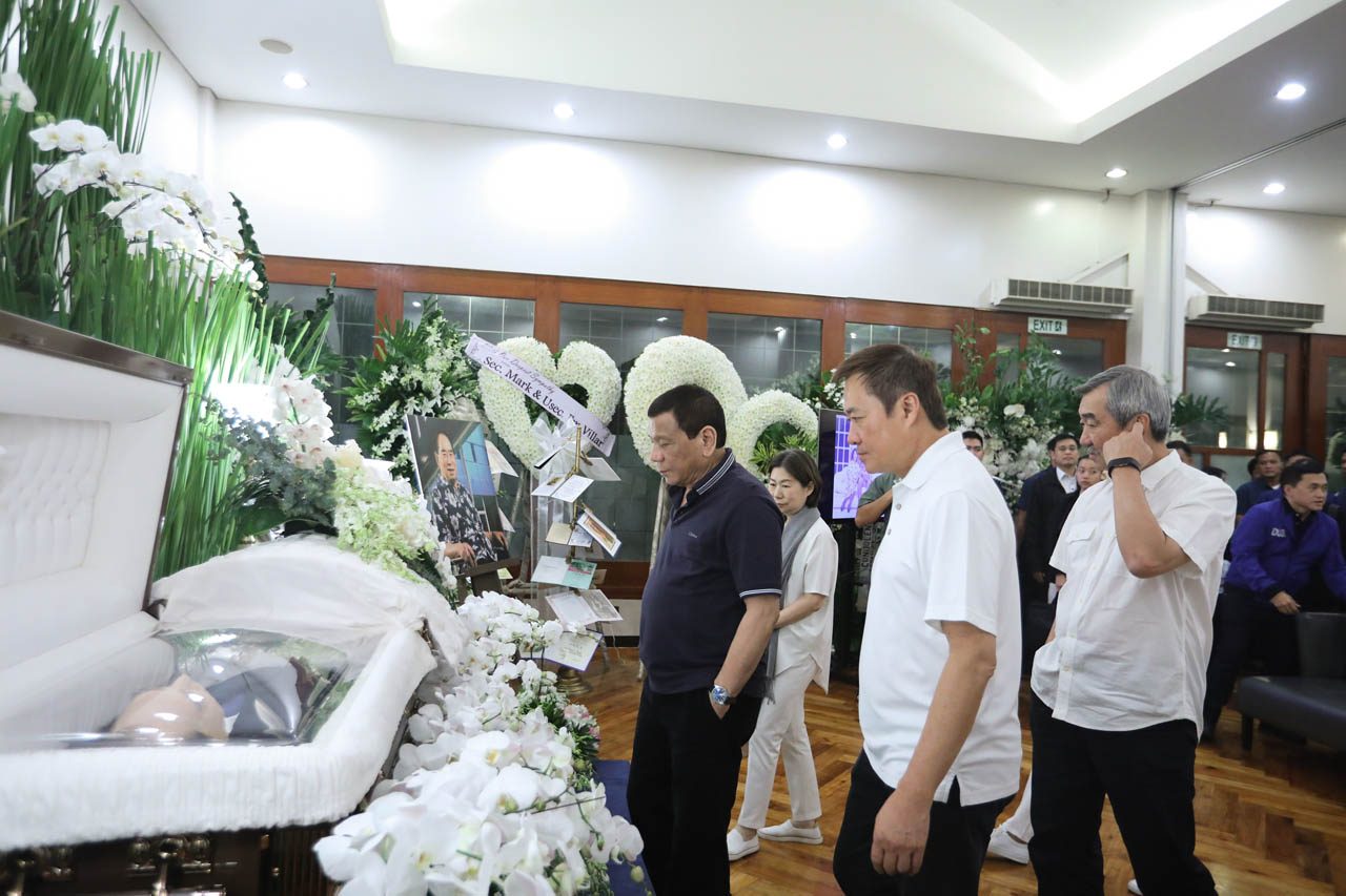 PRESIDENT'S VISIT. President Rodrigo Duterte pays his last respects to Henry Sy Sr. Malacañang photo 