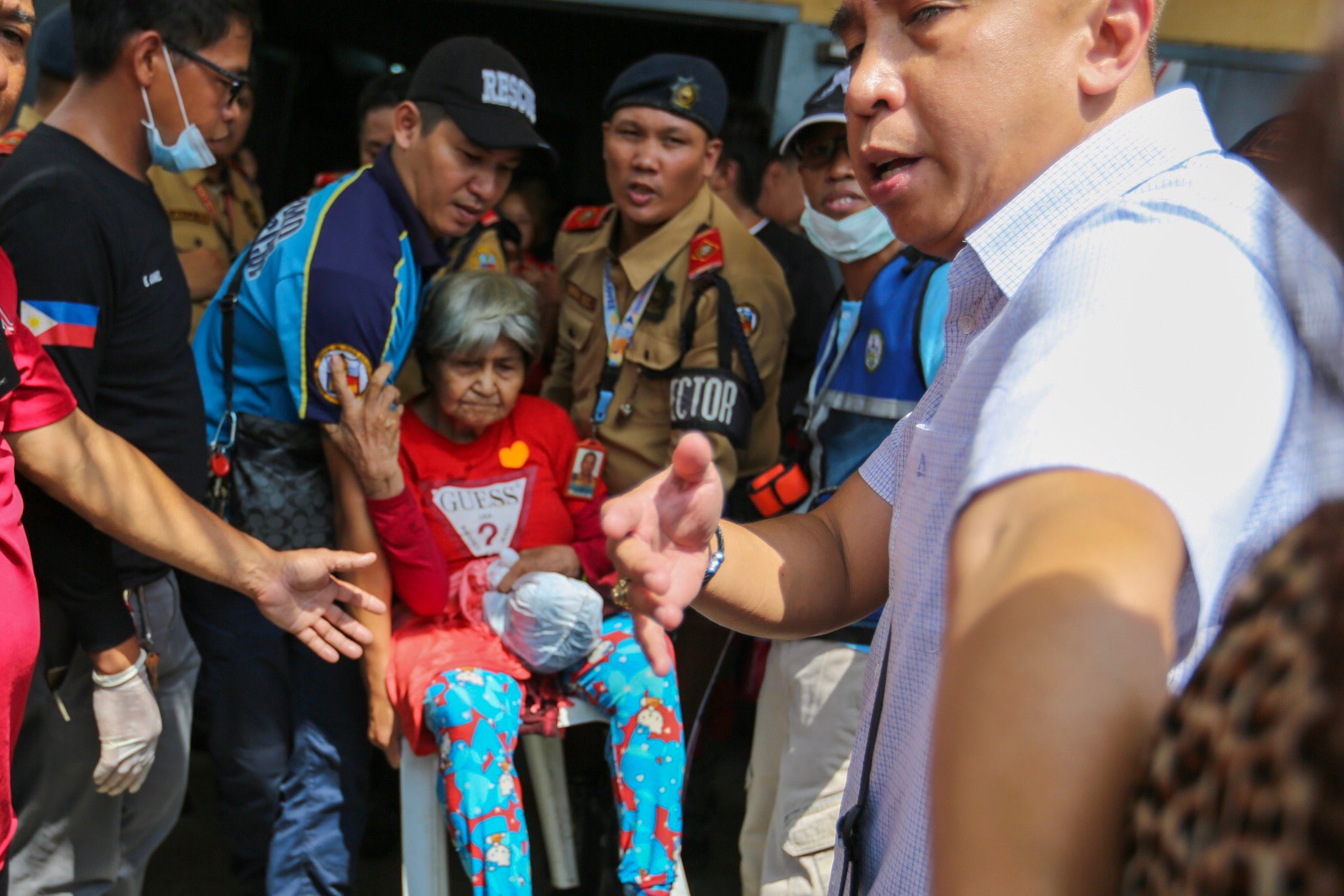 RESCUE. An elederly woman is brought out of the Ynares Sports Arena in Pasig City where hundreds reportedly suffered from food poisoning after attending the birthday celebration of Imelda Marcos on July 3, 2019. 
Photo by Jire Carreon/Rappler 