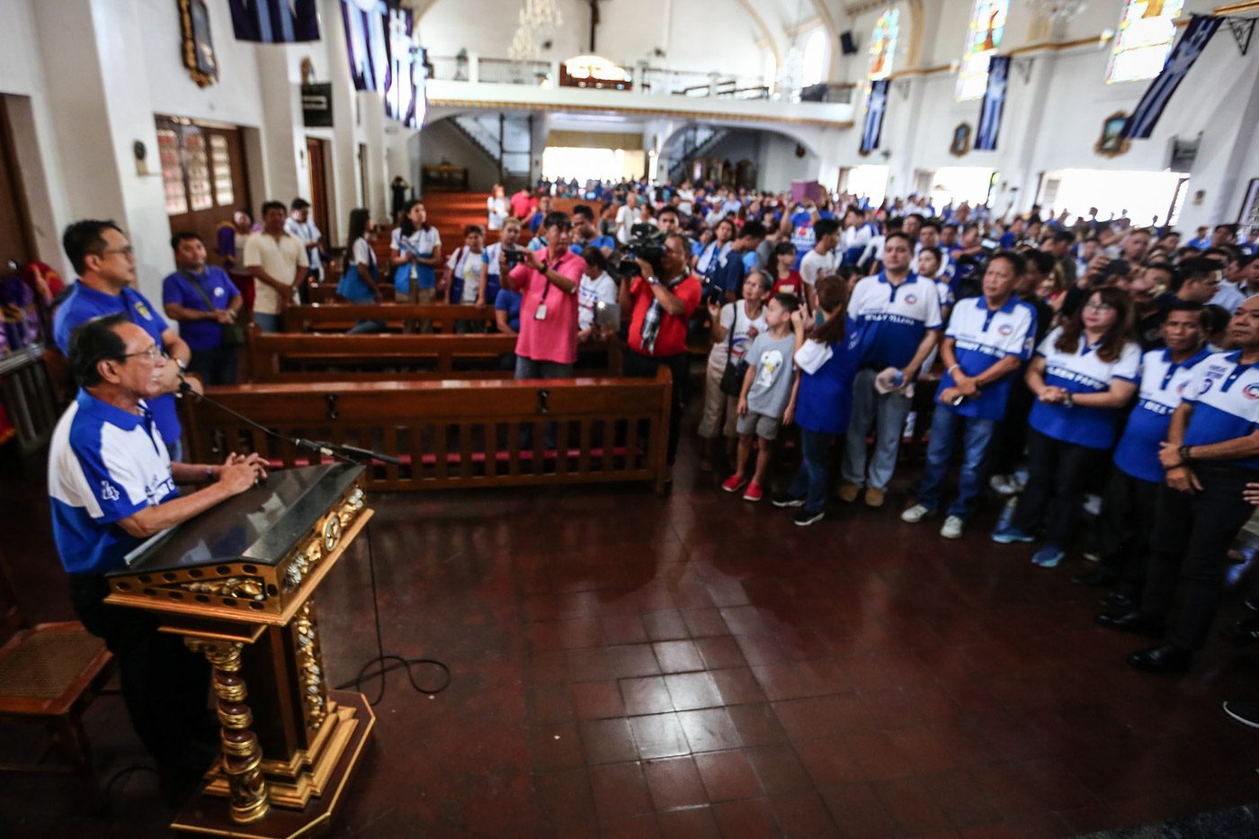 BLUE AND WHITE. Quezon City mayoralty candidate Bingbong Crisologo (left) talks to supporters inside the San Pedro Bautista Church to start his campaign. Photo by Jire Carreon/Rappler  