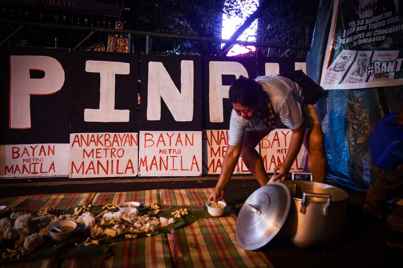DINNER IS READY. Homeless protesters set up the boodle fight at the Mendiola Peace Arc in Manila on Sunday, November 12. Photo by Alecs Ongcal/Rappler 