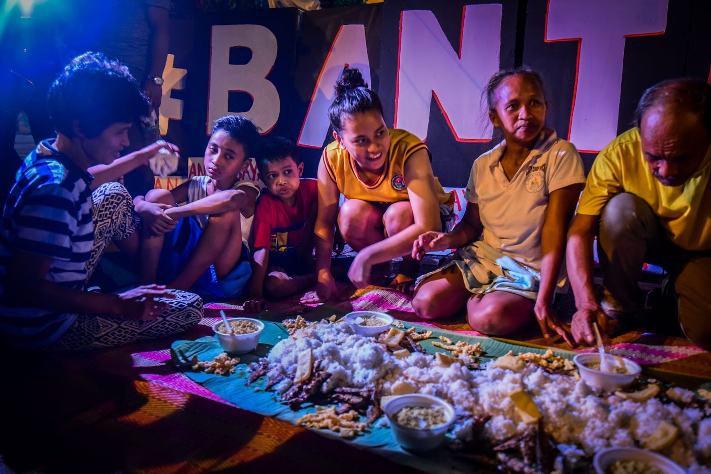 DINNER. Their dinner is composed of steamed rice, dried fish, fish crackers, and instant noodles. Photo by Alecs Ongcal/Rappler 