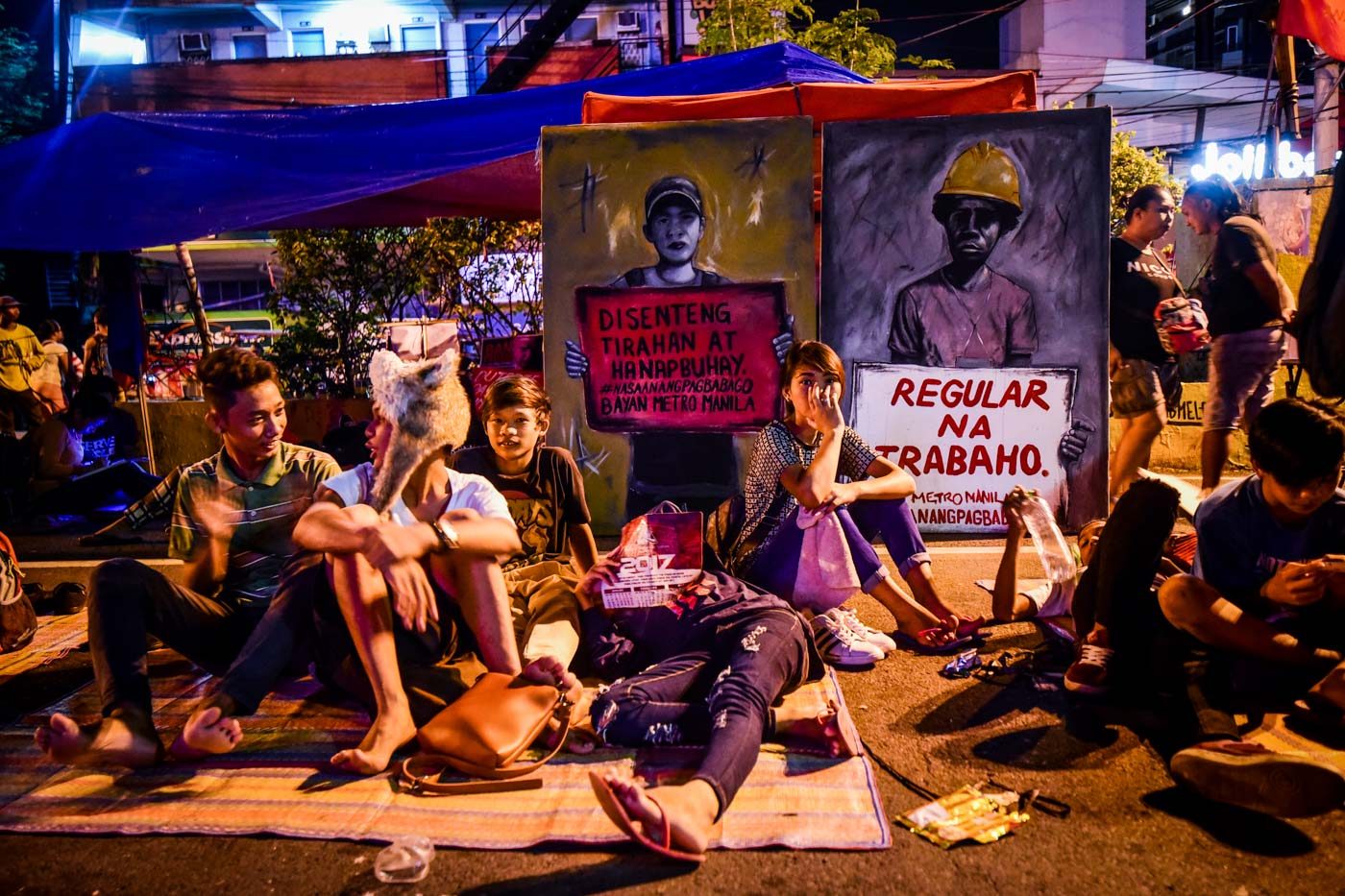WAITING TIME. Protesters wait as their dinner is being prepared. Photo by Alecs Ongcal/Rappler 