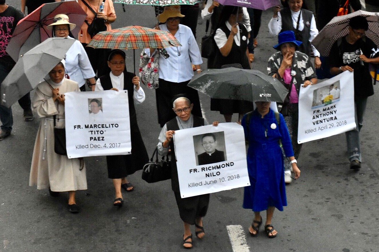 WALK FOR JUSTICE. Catholic nuns stage Lakad-Dasal para sa Katotohanan at Katarungan on June 22, 2018, in Quezon City, to condemn the murder and demand justice for slain priests Fr Tito Paez, Fr Mark Ventura and Fr Richmond Nilo. Photo by Angie de Silva/Rappler   