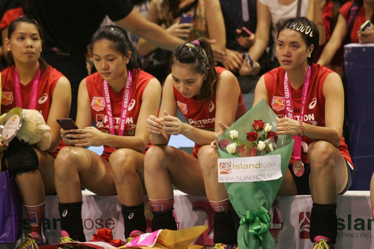 AGONY OF DEFEAT. The runner-ups look devastated by the loss, particularly Aby Maraño. Photo by Josh Albelda/Rappler  