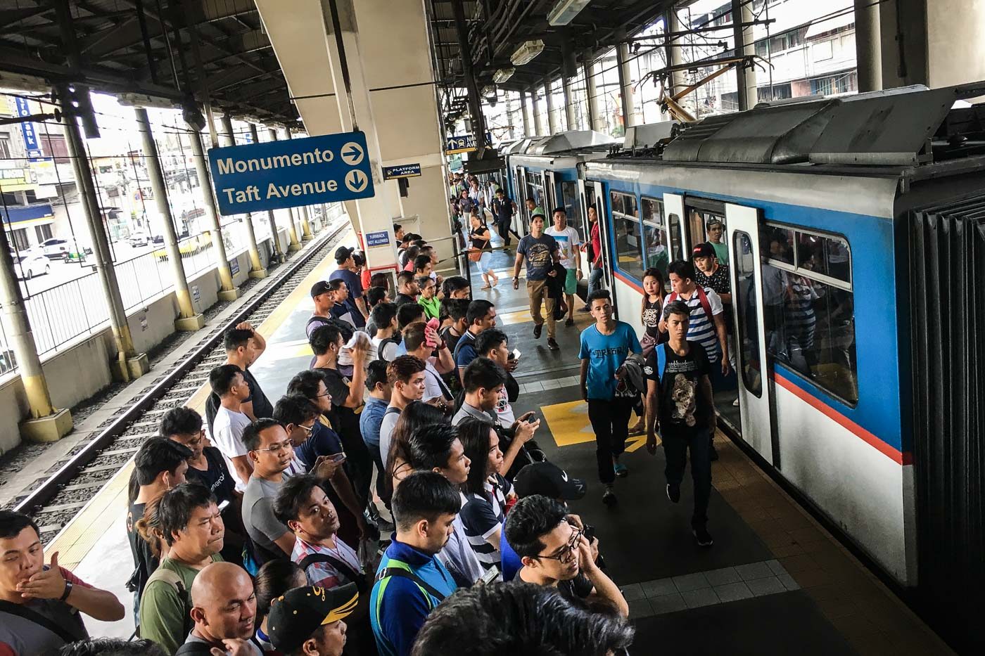 ‘Walang pagbabago’: Long lines ensue after MRT-3 breaks down