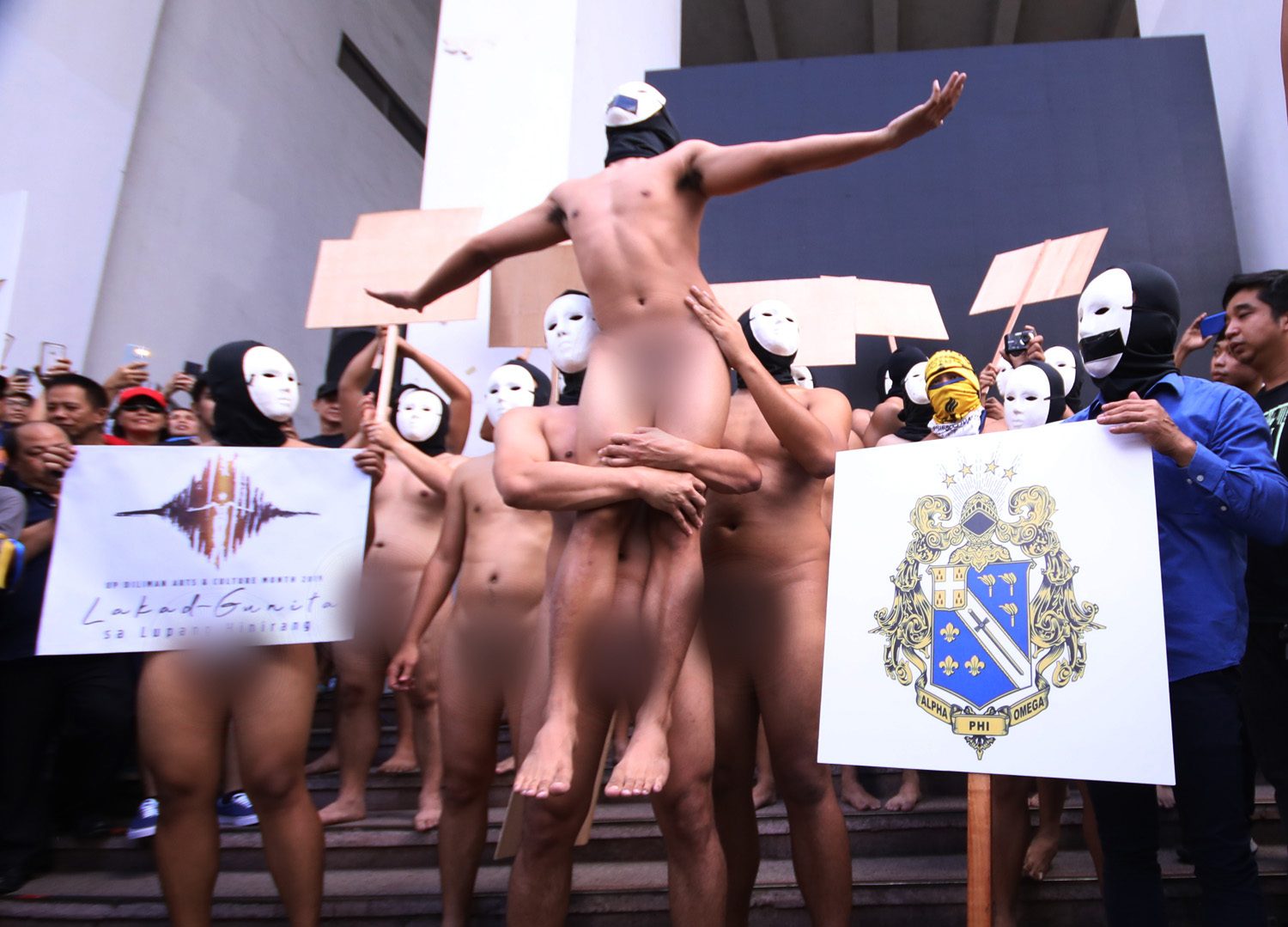 TAKE A STAND. Members of the Alpha Phi Omega fraternity hold their annual Oblation Run at the University of the Philippines Diliman on Friday, February 8, 2019. Photo by Darren Langit/Rappler 