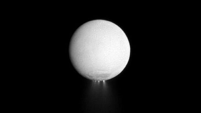 Hidden ocean on Saturn’s moon bolsters life theory
