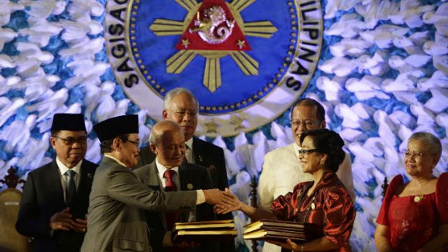 HISTORIC DEAL. President Benigno Aquino III and Malaysian Prime Minister Najib Razak witness the exchange of documents following the signing of a final peace agreement between the Philippine government and the Moro Islamic Liberation Front on March 27, 2014. Photo by Dennis Sabangan/EPA