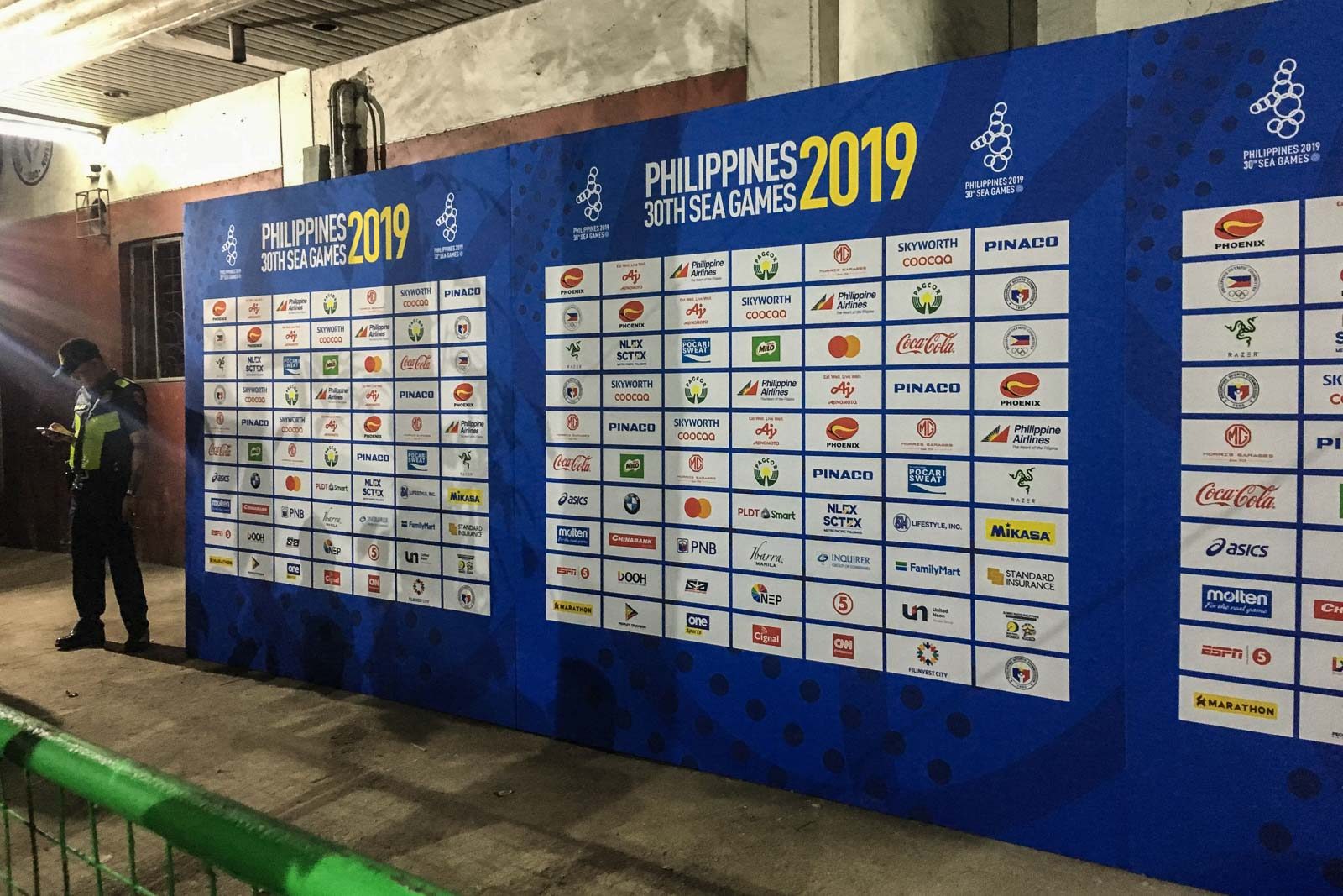 COVERING. A tarpaulin covers the cemented walls in the SEA Games media center at the Rizal Memorial Stadium on November 25, 2019. Photo by Beatrice Go/Rappler   