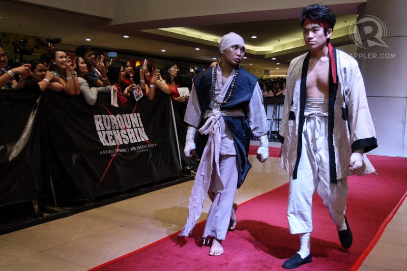 FRIENDS ON THE RED CARPET. Sano and Anji working it! Photo by Manman Dejeto/Rappler 