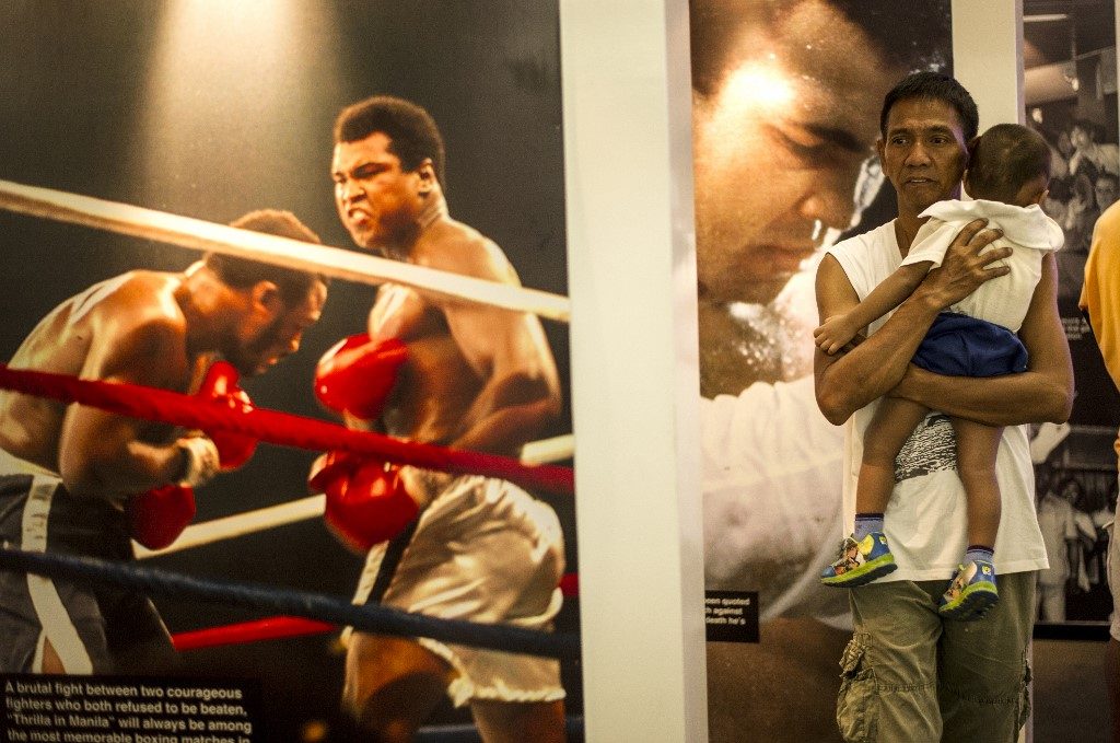 THRILLA IN MANILA. Shoppers look at memorabilia and photo exhibit featuring Muhammad Ali at the Ali Mall in Manila on June 10, 2016. File photo by Noel Celis/AFP 