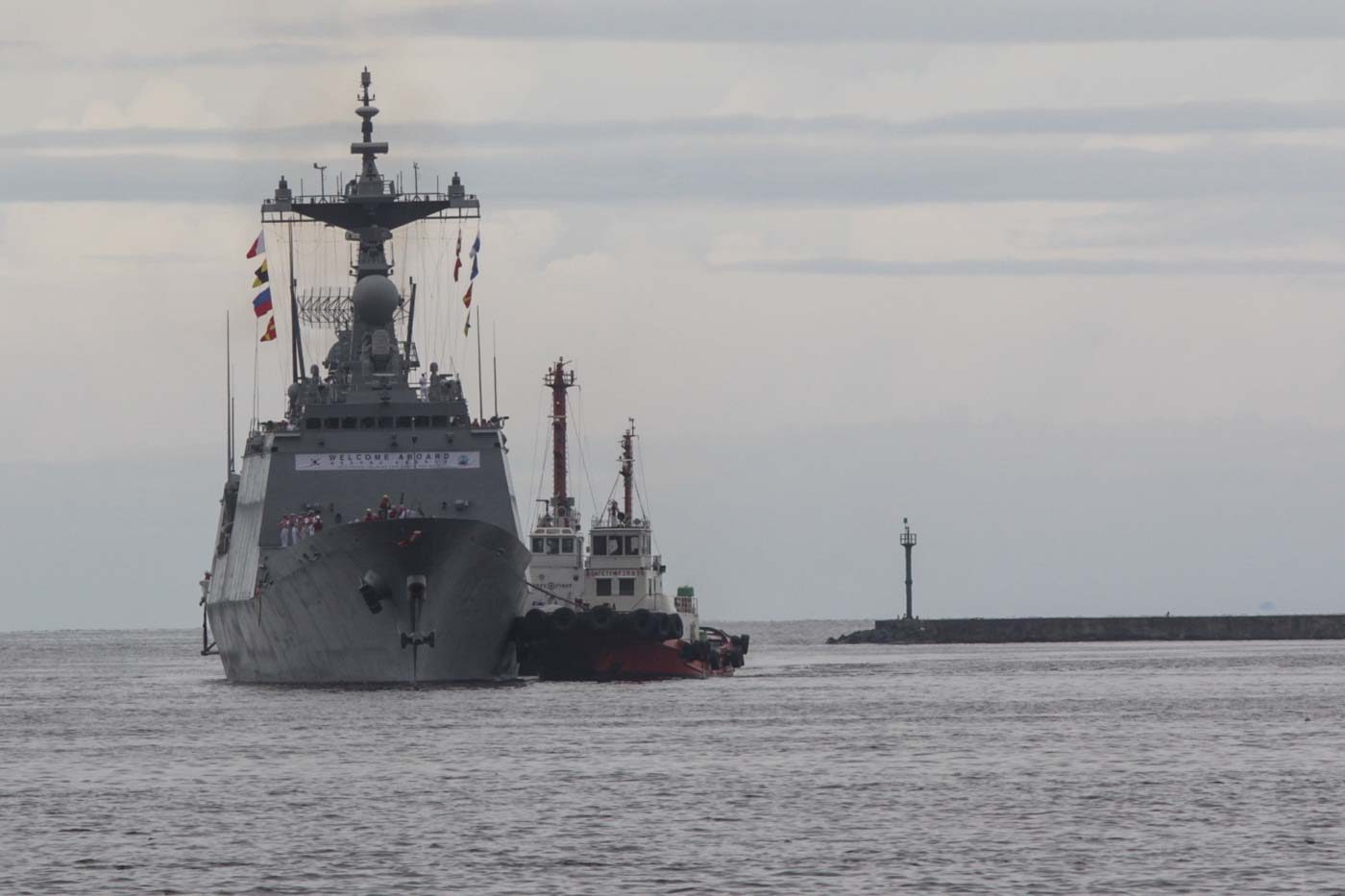 VISIT. Navy destroyer Munmu The Great pulls into Pier 15 of the Manila South Harbor on September 2, 2019. Photo by Lito Borras/Rappler 