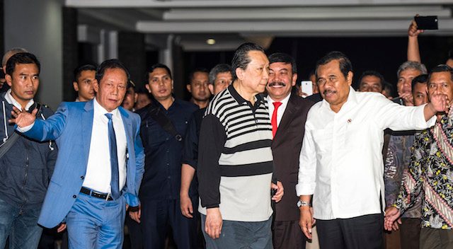 DIKAWAL. Kepala BIN Sutiyoso (kiri) bersama Jaksa Agung HM Prasetyo (kanan) mengawal terpidana penggelapan BLBI Samadikun Hartono (tengah) sesaatnya tiba di Bandara Halim Perdanakusuma, Jakarta, pada 21 April 2016. Foto oleh M Agung Rajasa/Antara 