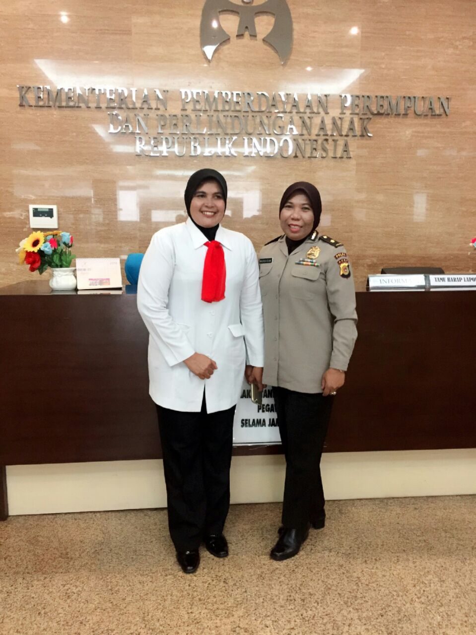 AKP Elfiana (berbaju putih) bersama rekan polwan di kantor Kementerian Pemberdayaan Perempuan dan Perlindungan Anak di Jakarta, pada 20 April 2016.   