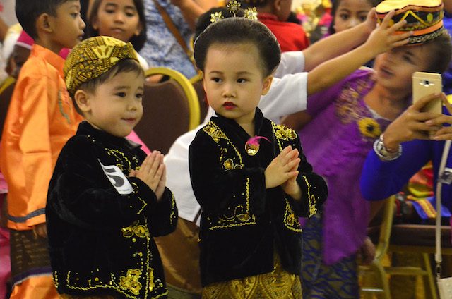 Bagi anak-anak, Kartini identik dengan perayaan berkebaya dan parade memakai baju daerah. Foto oleh Fikri Yusuf/Antara 