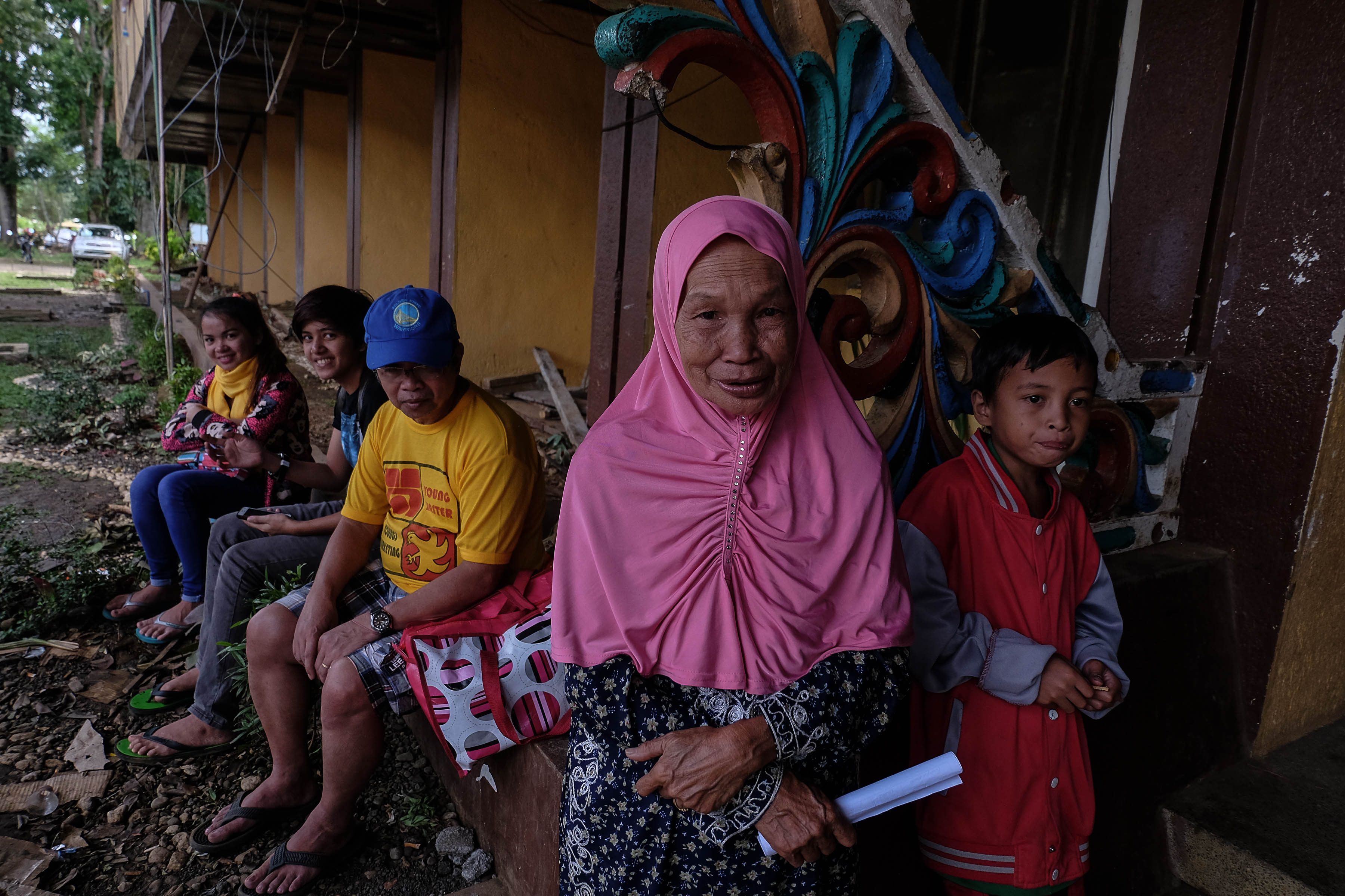 MSU RESIDENT. A Maranao woman and resident of Mindanao State University Campus in Marawi City awaits news of the war in her city. Bobby Lagsa/Rappler 