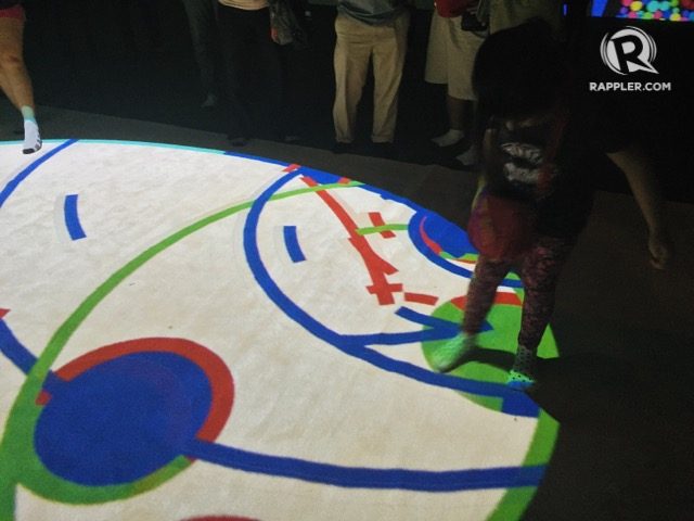 SOCIAL FLOOR. Meet new people by stepping onto the Social Floor and watching your colored circle and ripples mix with others'. Photo by Vernise L. Tantuco/Rappler 