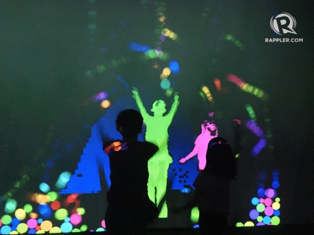 GRAVITY BALL. Wave your arms around and watch as colorful balls fall from the ceiling. Photo by Vernise L. Tantuco/Rappler 