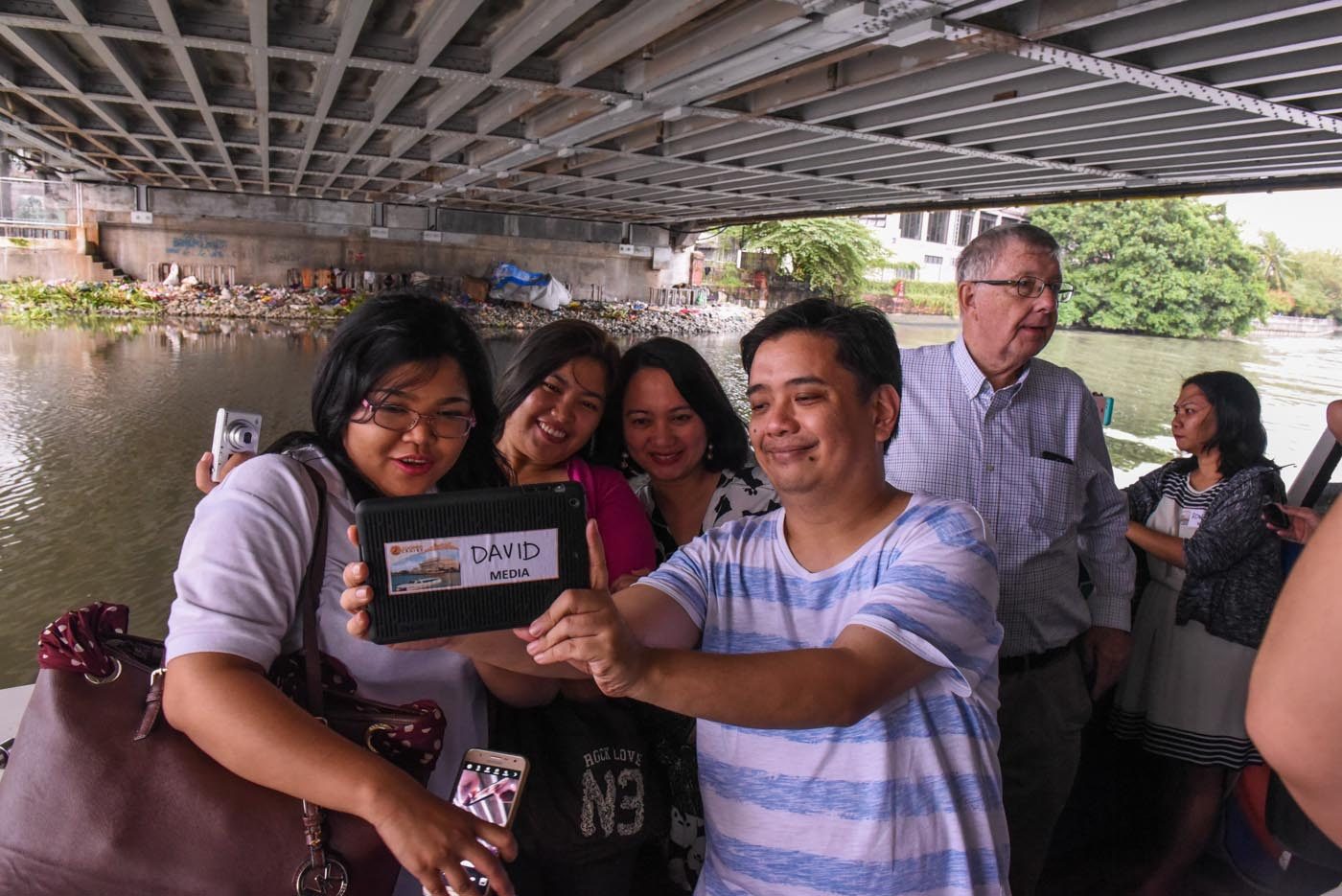 ZOOPER CRUISE. Members of the press taking a selfie at the launch of Zooper Cruise's Pasig River cruise. Photo by Alecs Ongcal/Rappler 