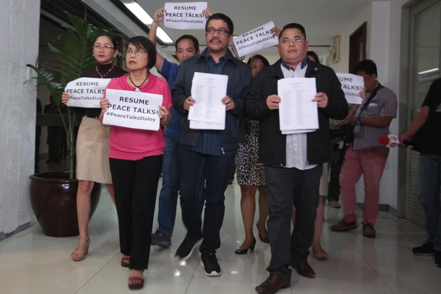 102 lawmakers urge Duterte to continue peace talks