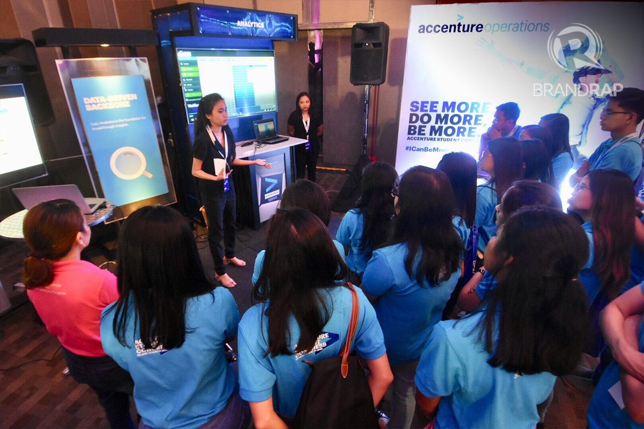 STRAIGHT FROM ACCENTURE'S BEST. During the guided Innovation Tour, Accenture employees demonstrated before students how the future workforce will manage business operations. Photo by Angie De Silva/Rappler 