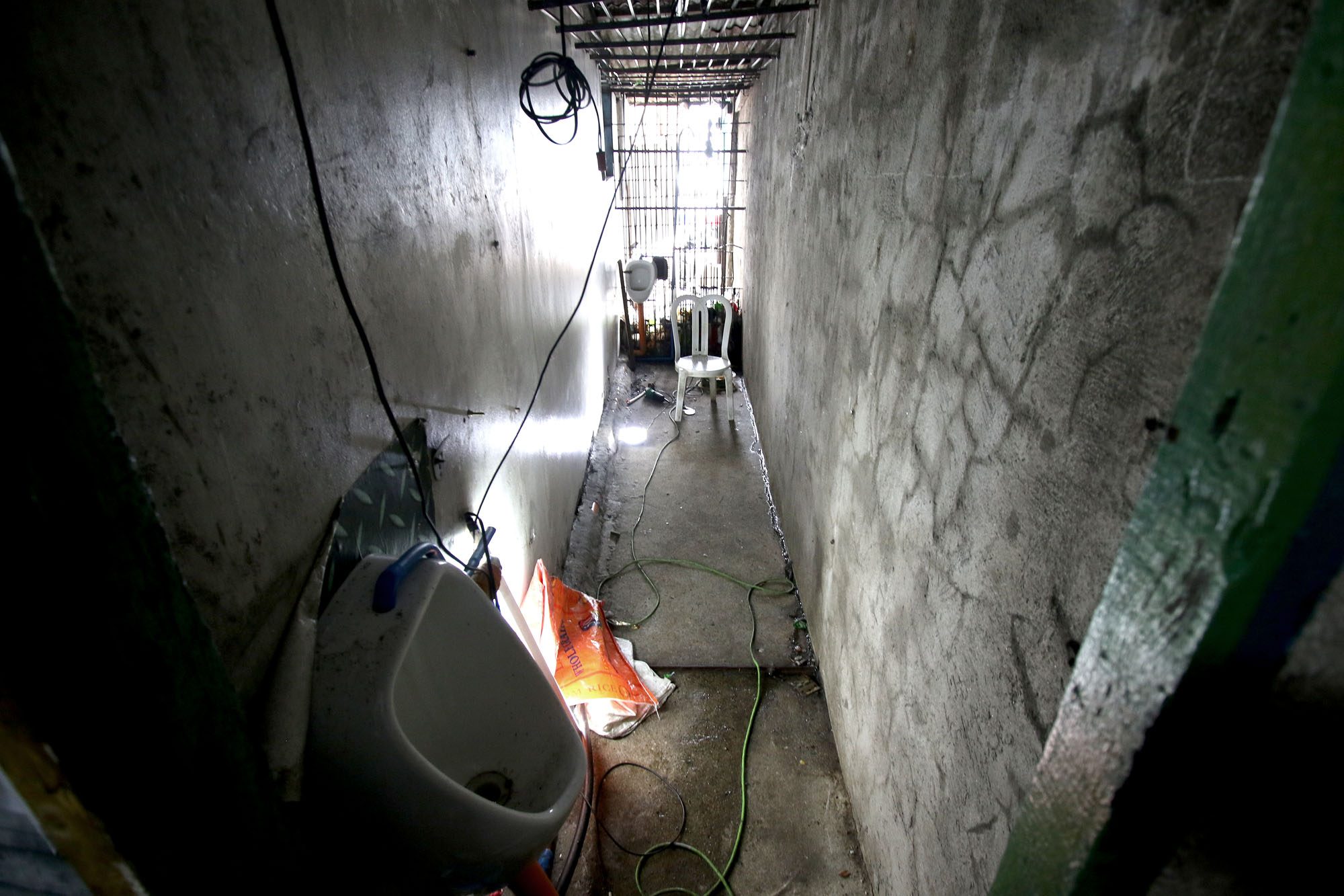 Dela Rosa’s answer to cramped jails: Tie prisoners to posts