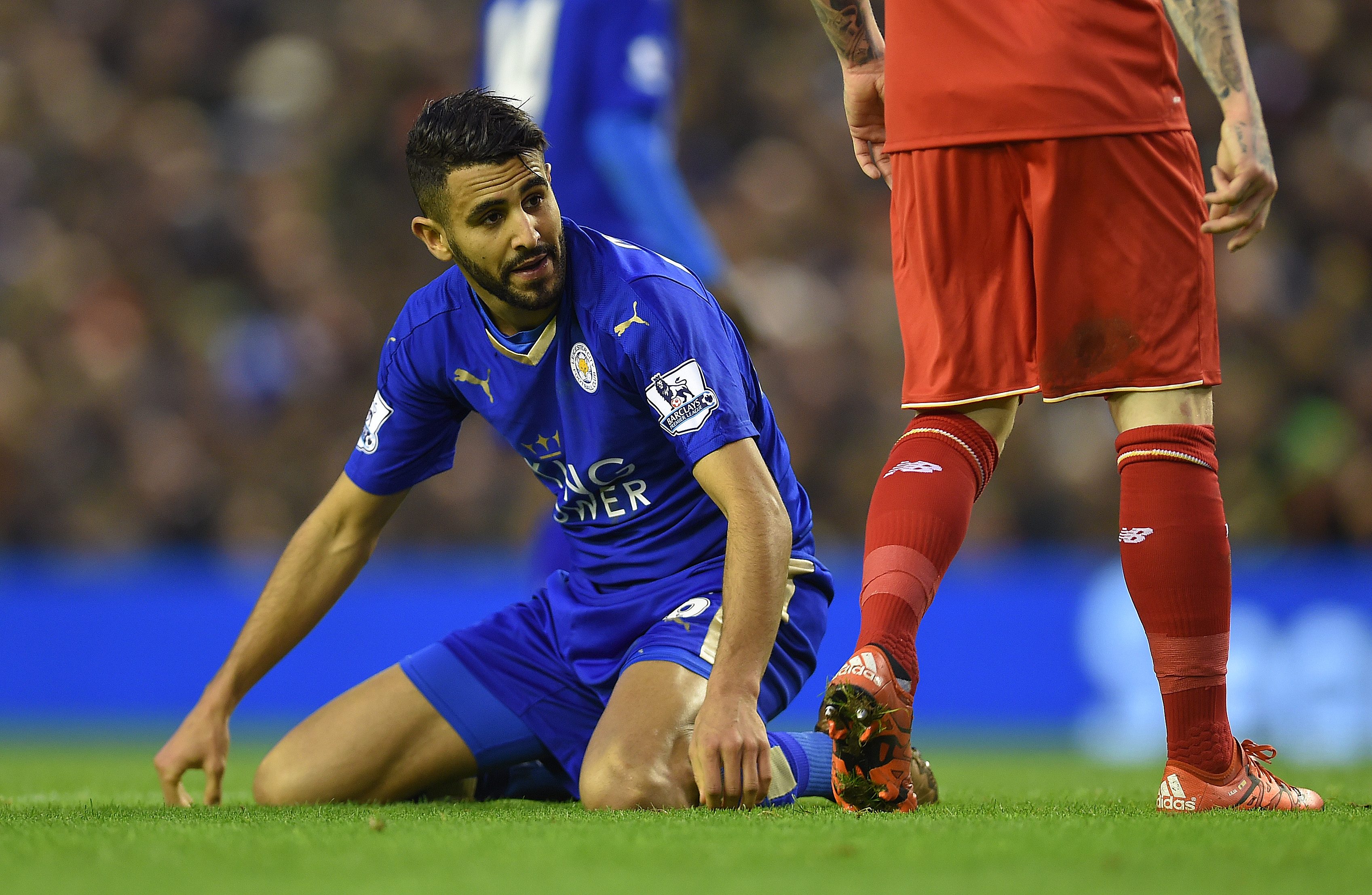 Striker Leicester City Riyad Mahrez kecewa timnya gagal menang melawan Liverpool pada 26 Desember 2015. Foto oleh Peter Powell/EPA
 