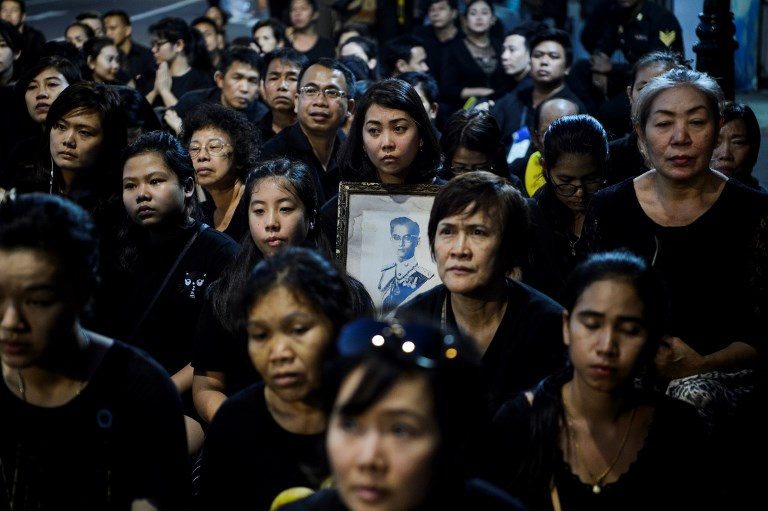 END OF RITES. Mourners pray for the late Thai King Bhumibol Adulyadej during the procession transferring the relics and his ashes from the Grand Palace to a local temple in Bangkok on October 29, 2017. Photo by Ye Aung Thu/AFP   