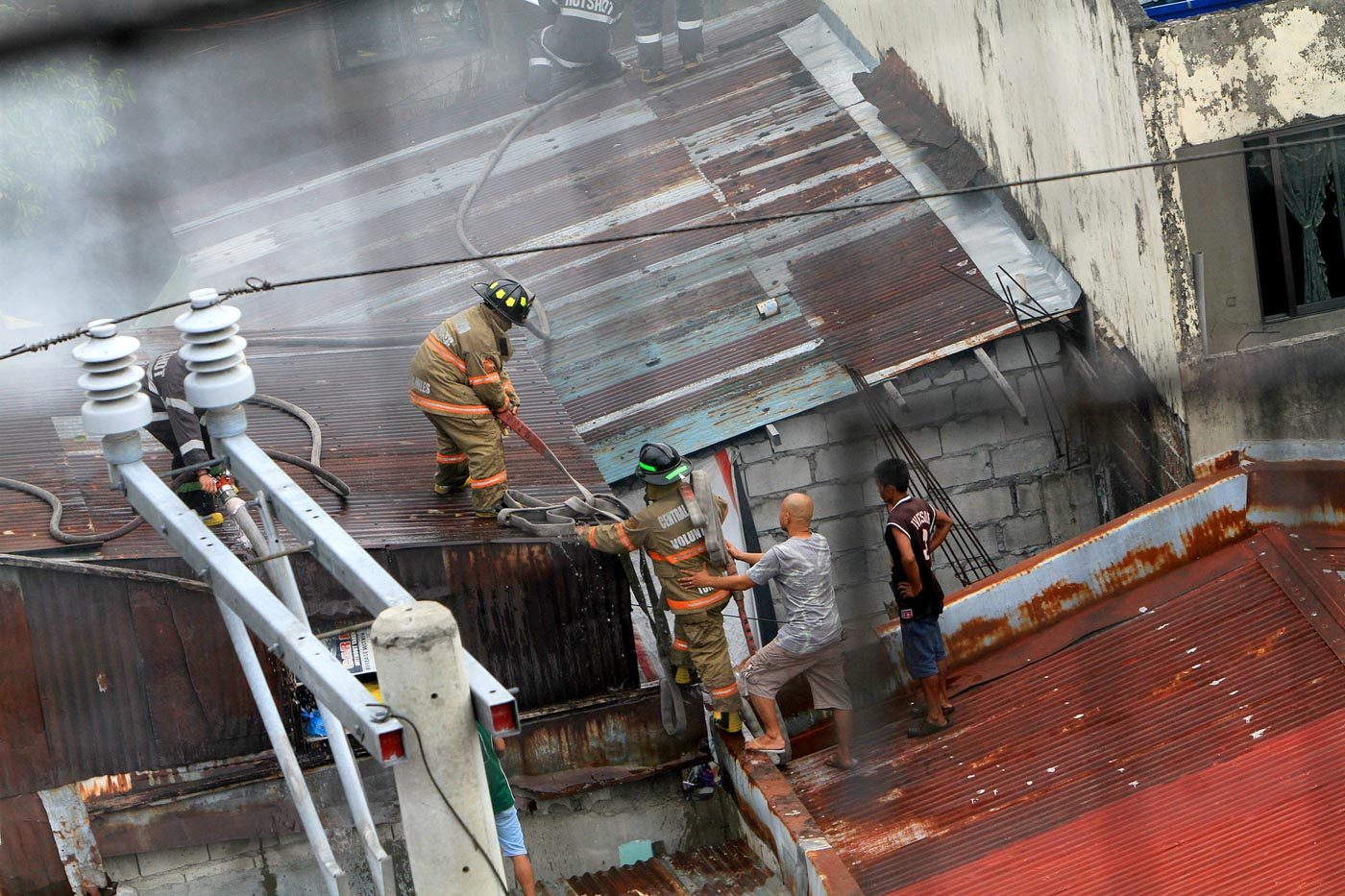 FIRE. Firefighters try to put out a fire that hit a residential area in Anakbayan St, Paco, Manila on June 2, 2018. Photo by Inoue Jaena/Rappler  