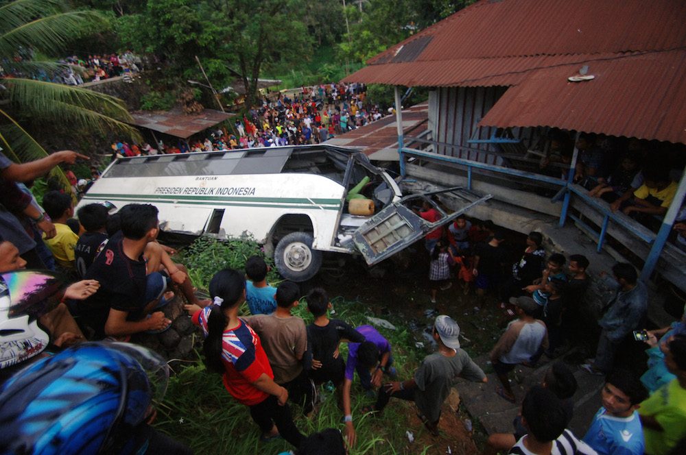 Kecelakaan bus Universitas Andalas Padang, dua orang tewas