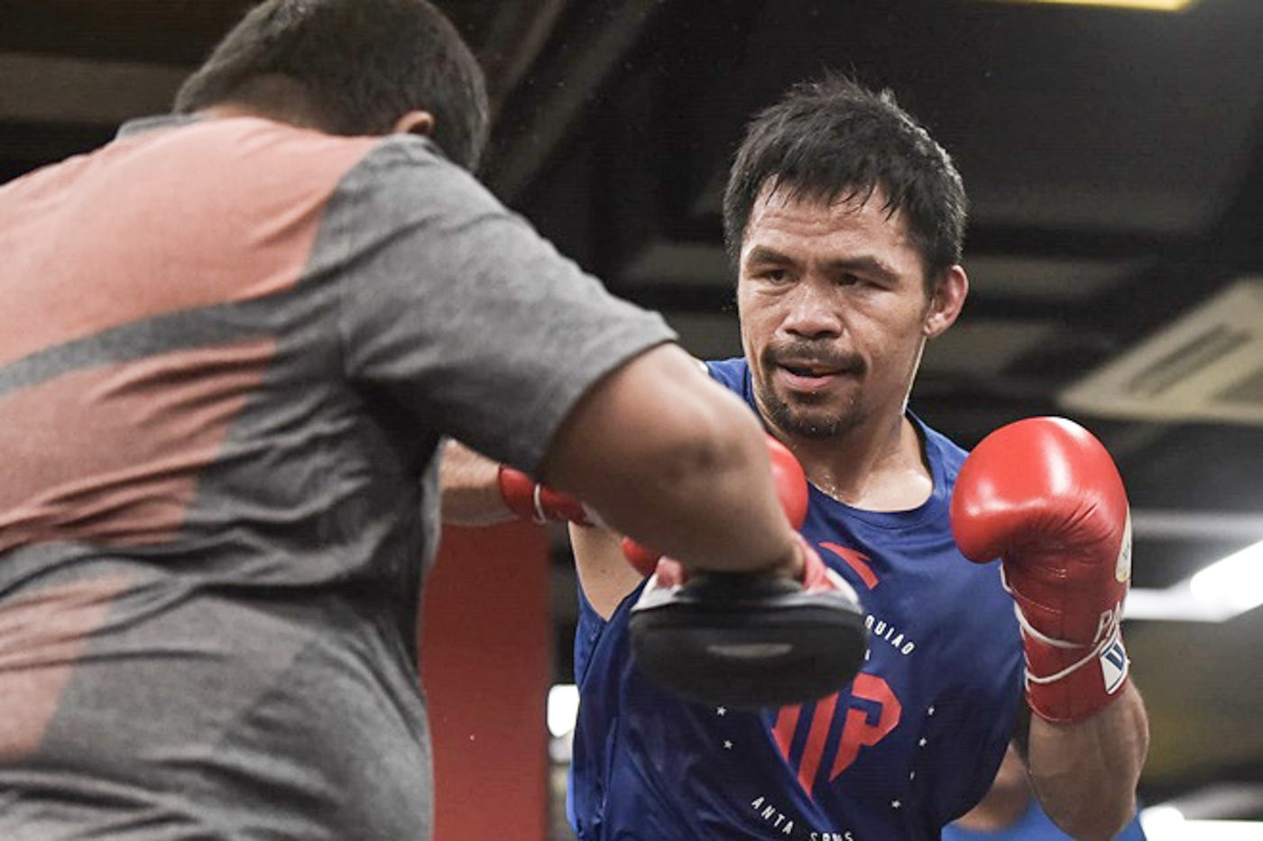 Pacquiao trains hours before boarding plane
