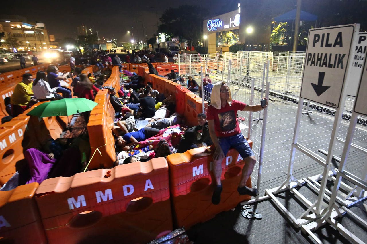 OVERNIGHT. Devotees spend the night in line as thousands flock to the Quirino Grandstand for the traditional Pahalik on January 8, 2019. Photo by Ben Nabong/Rappler  