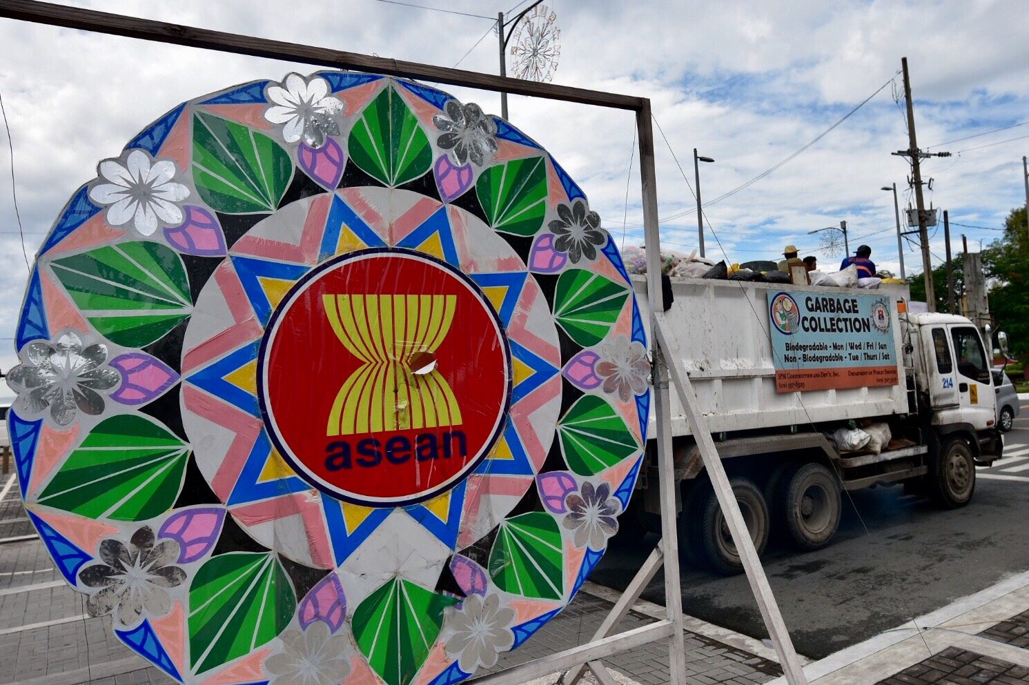 DECOR. An ASEAN sign with resembling the parol, a famous local lantern. Photo by Leanne Jazul/Rappler
 