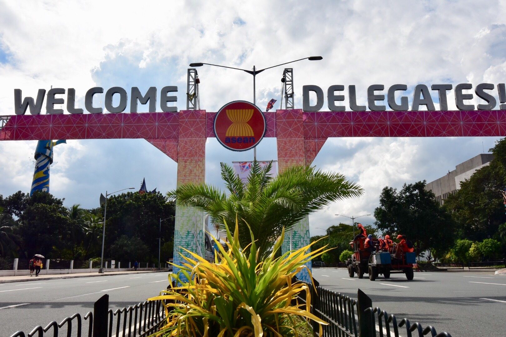 WELCOME. An arch welcomes delegates near the summit venue at the Philippine International Convention Center. Photo by Leanne Jazul/Rappler
 