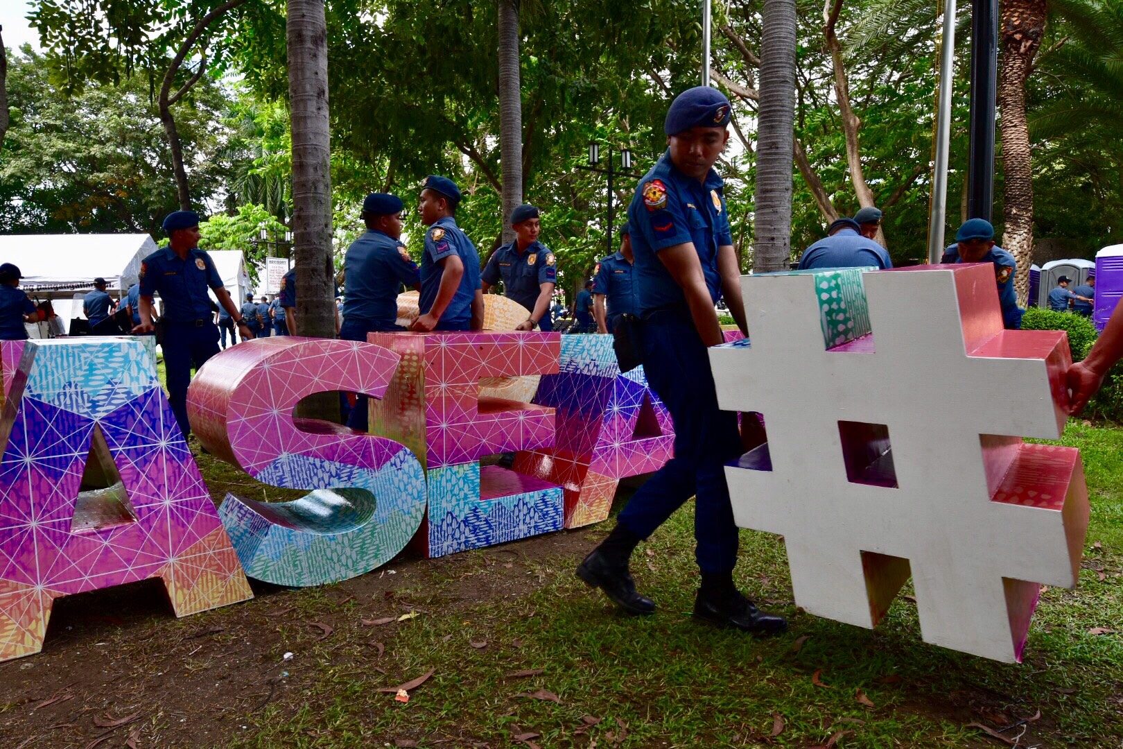 RUSH. Policemen help workers in installing decors on November 11, 2017, in preparation for the start of the ASEAN Summit. Photo by LeAnne Jazul/Rappler 